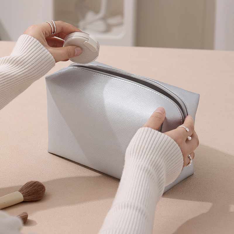 Fashion cosmetic bag hand-held cosmetics storage bag portable high-value lipstick storage bag factory wholesale Fashion cosmetic bag hand-held cosmetics storage bag portable high-value lipstick storage bag factory wholesale