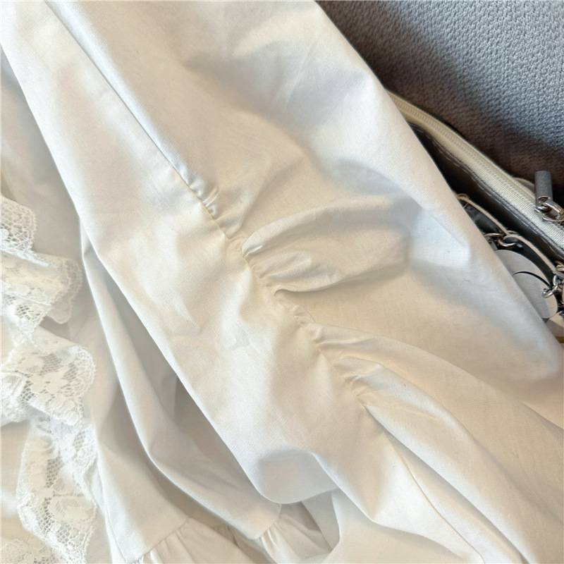 Vêtements pour femmes - Chemisier blanc à manches cloche et col en V à volants - Style romantique français - Haut tendance et jeune_voghion.com