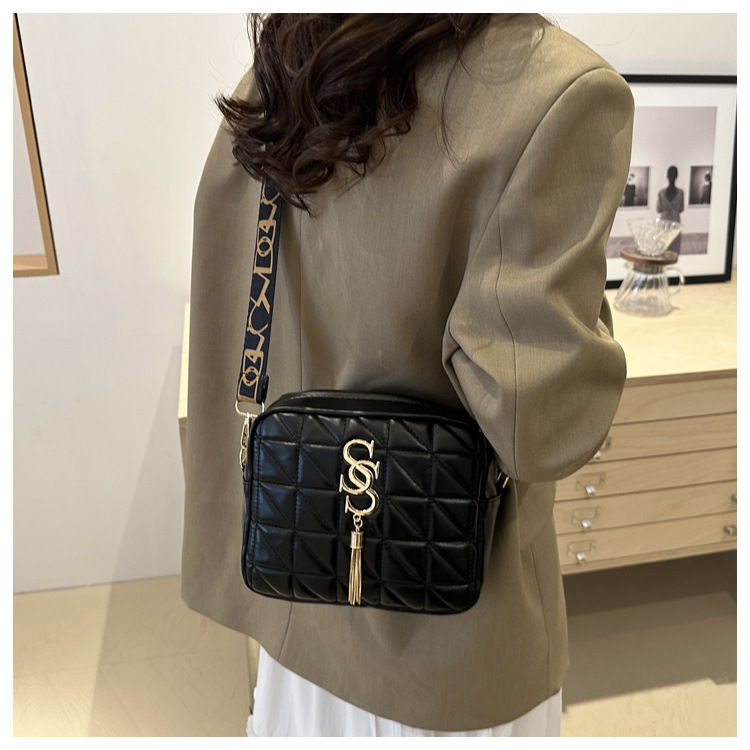 A simple and fashionable single-shoulder women's bag with diamond-shaped embroidery thread in 2024, a fresh and stylish crossbody bag with a trendy and fashionable small square style undefined