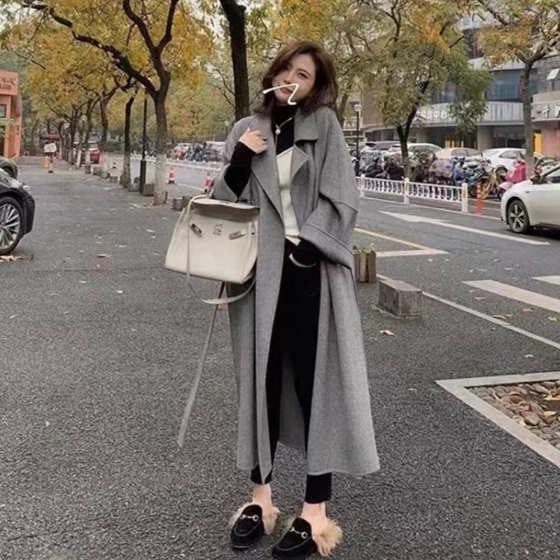 짙은 회색