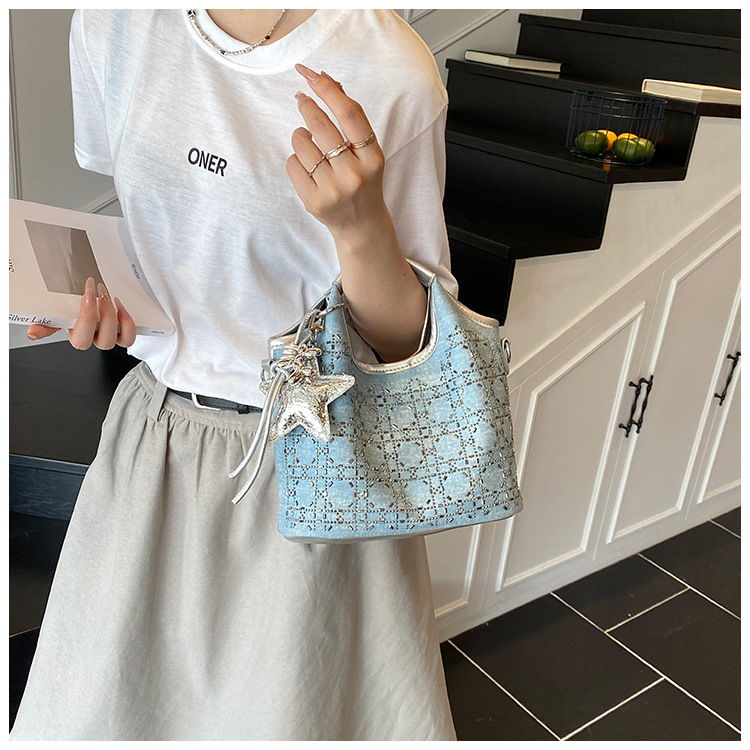 A niche design, fashionable and versatile single-shoulder hand-carry commuter bag for women, a new summer 2025 simple crossbody bucket bag undefined