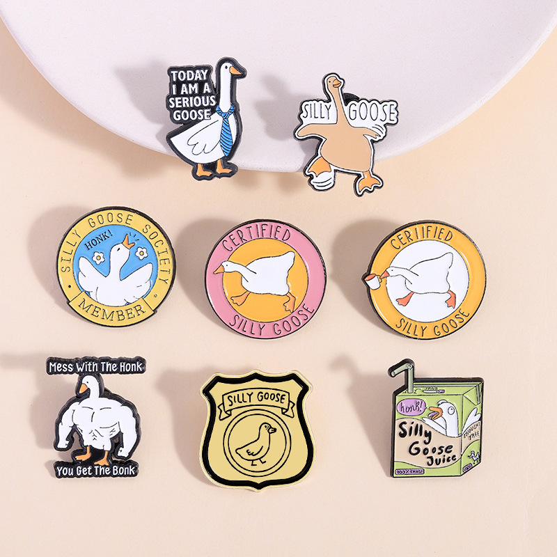 可爱卡通傻鹅胸针徽章服装背包饰品配饰别针滴油合金胸章跨境热销