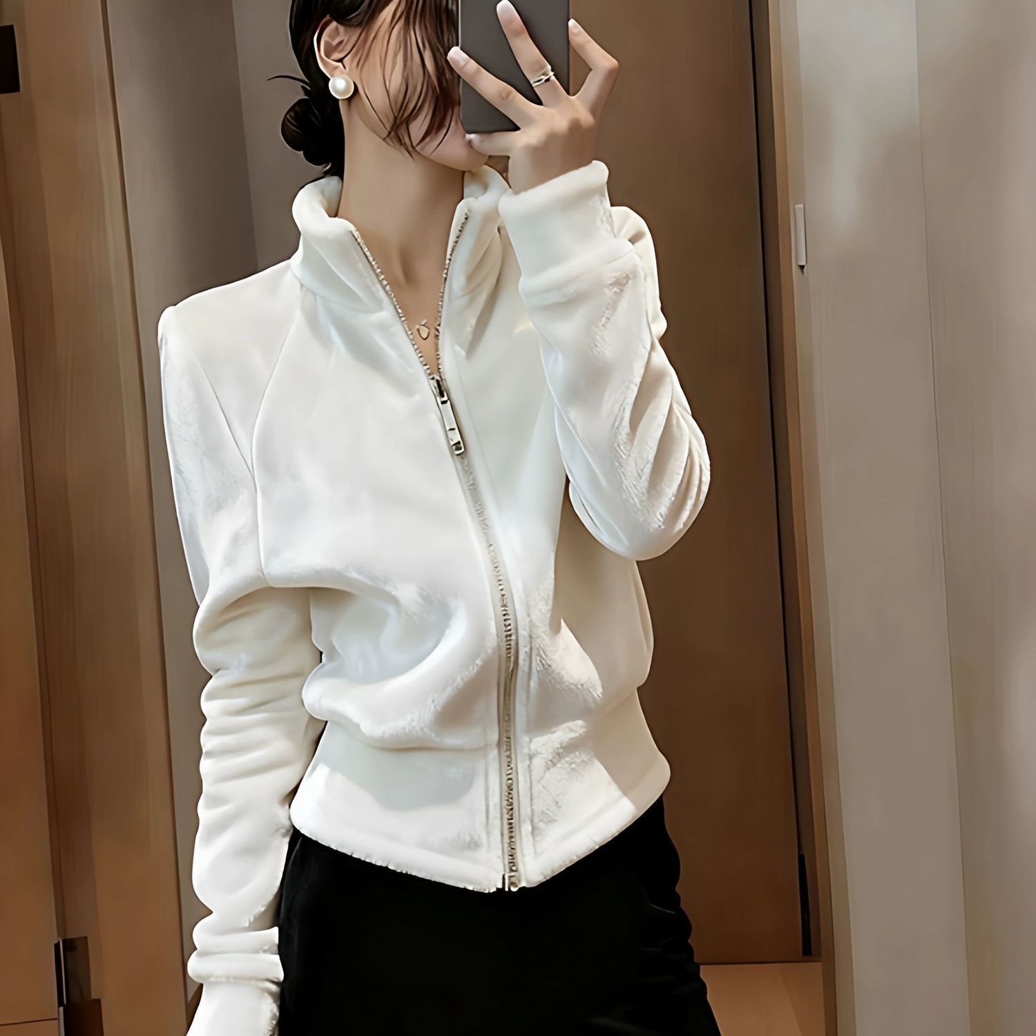 白色金丝绒外套女新款秋冬气质高级感洋气时髦超好看小香风上衣潮