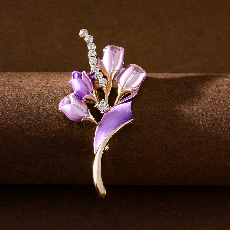 Elegante roos broche voor dames, corsage met diamanten accent_voghion.com