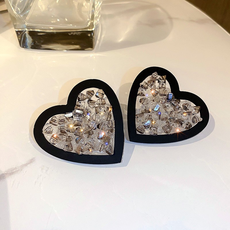 Retro Heart Shape Arylic Irregular Inlay Artificial Crystal Women's Ear Studs display picture 3