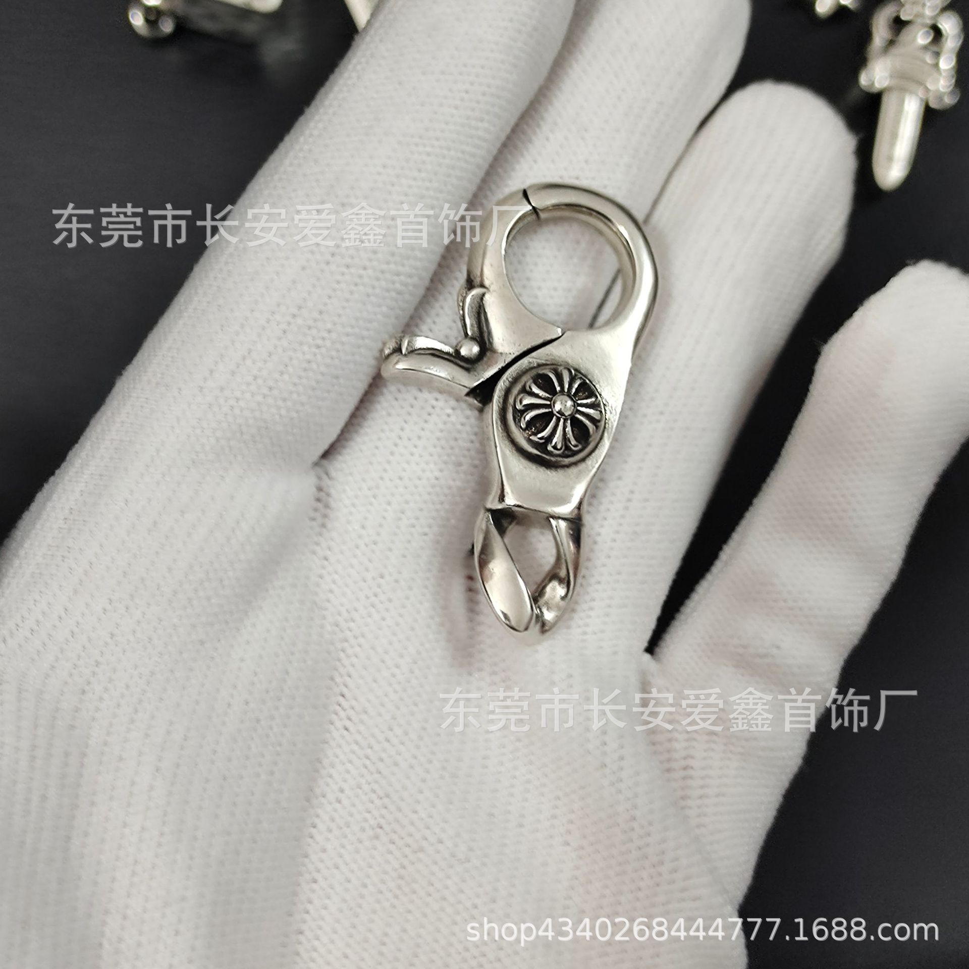 Crook vintage dados llavero accesorios Cruz colgante hebilla primavera langosta cabeza de bloqueo fábrica al por mayor