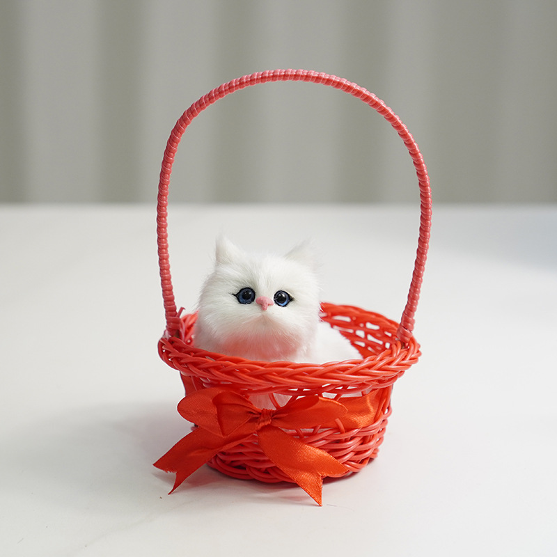 높은 바구니 (빨강) + 작은 흰 고양이가 짖을 수 있습니다