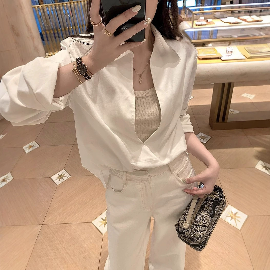 LIKE's «Lao Qian Shen V Shirt» имеет очень простой и интеллектуальный шарм наряда! Подчеркнуть крой рубашки