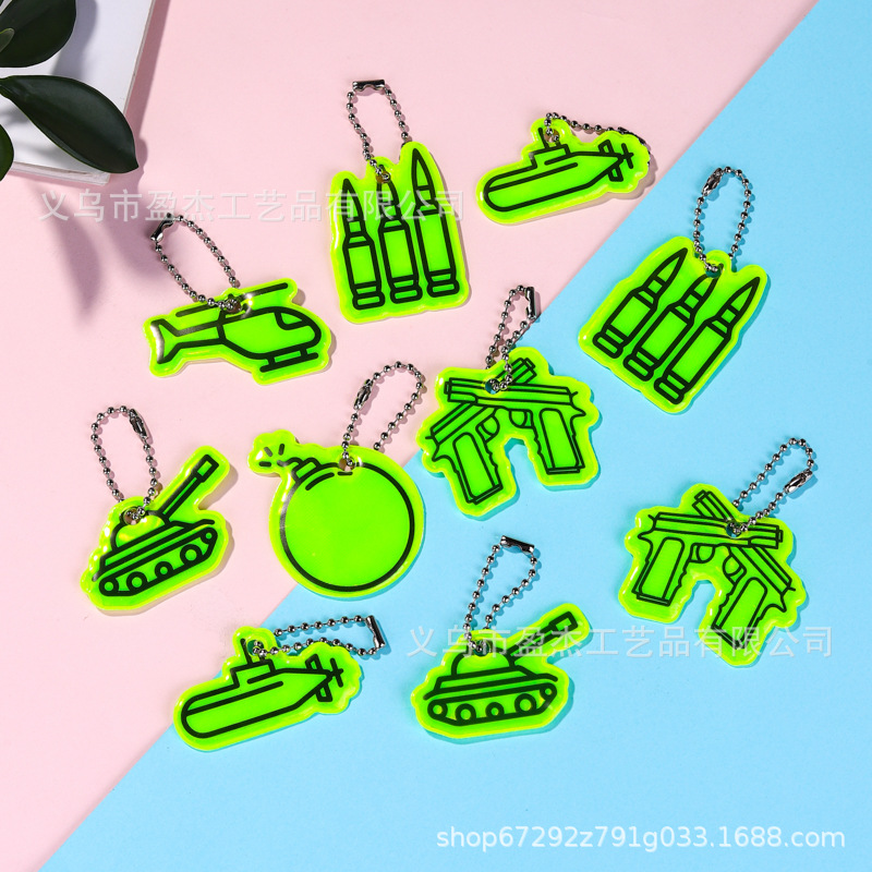 Factoria directa de llaveros reflectantes armas colgantes tanque bala modelado llaveros de PVC reflectantes advertencia de noche