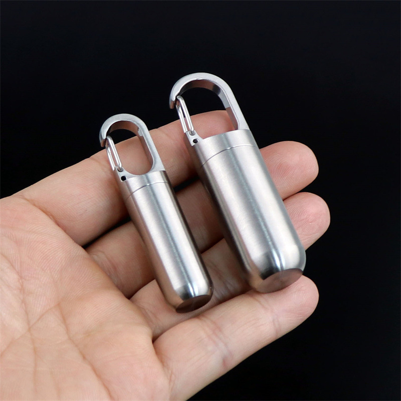 Caja de píldoras de tamaño pequeño de metal portátil tanque sellado a prueba de humedad almacén impermeable al aire libre colgante hebilla botella de almacenamiento botella de píldora pequeña transfronteriza