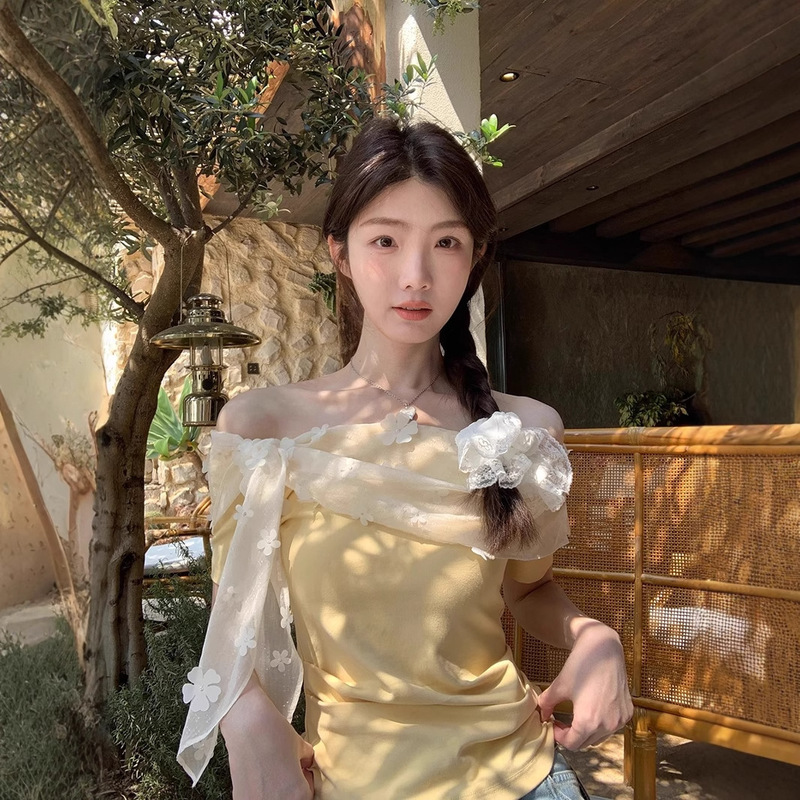 Red Celebrity Short-Sleeve T-Shirt for Women, New Summer Design with a Niche Yellow Lace Off-Shoulder Slim Fit Off-Shoulder Top