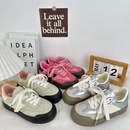 Zapatos de entrenamiento de estudiantes de verano de 2025 nuevos modelos de explosión con falda, zapatos de skate casuales, zapatos blancos pequeños