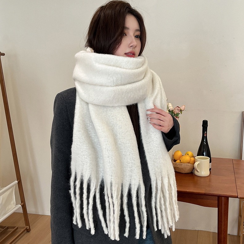 Écharpe châle chaude d'hiver blanche de couleur unie pour femme 2024, nouvelle collection polyvalente de style coréen haut de gamme_voghion.com