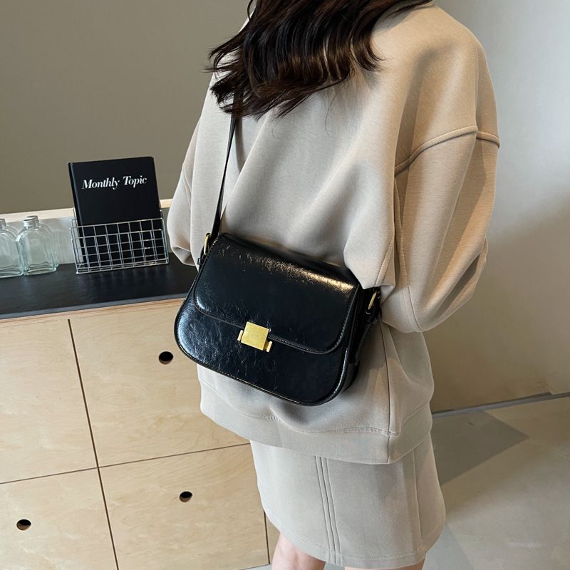 Alta sensación retro simple bolso cuadrado para mujeres 2024 nuevo estilo universal bolso de hombro de estilo extranjero bolso de brazo de viaje de moda