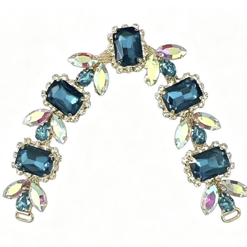 Gorgeous Gold Frame with Blue Gemstone V-Shaped Jewelry, Showcasing Noble Elegance and Exquisite Craftsmanship Gorgeous Gold Frame with Blue Gemstone V-Shaped Jewelry, Showcasing Noble Elegance and Exquisite Craftsmanship