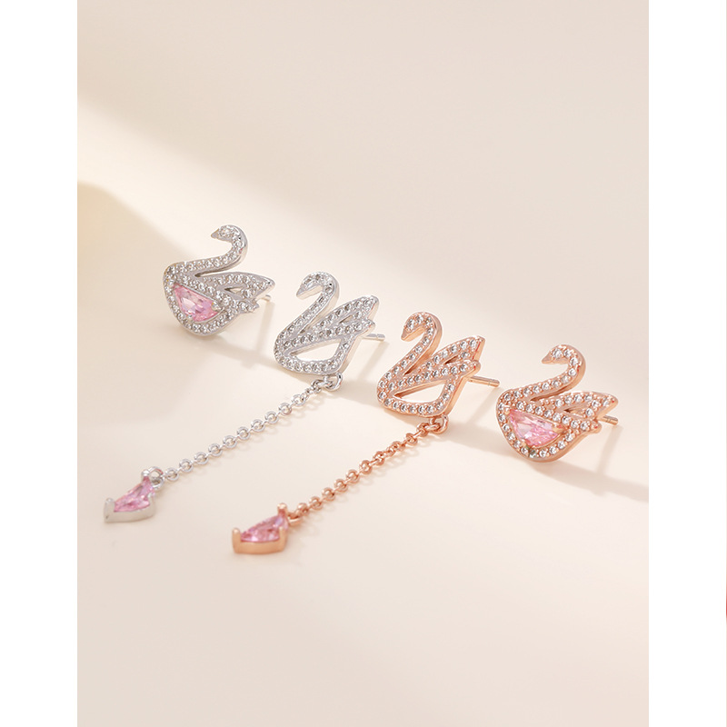 S925 plata esterlina diamante Rosa Little Swan Stud pendientes moda femenina Red temperamento rojo asimétrico diamantes incrustados pendientes de alta calidad