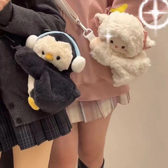 クロスボーダー卸売りペンギンの羊が腹ばいになってかわいいぬいぐるみを包んで、肩のリュックサックの人形を斜めに掛けてかわいいアニメを包んでいます。