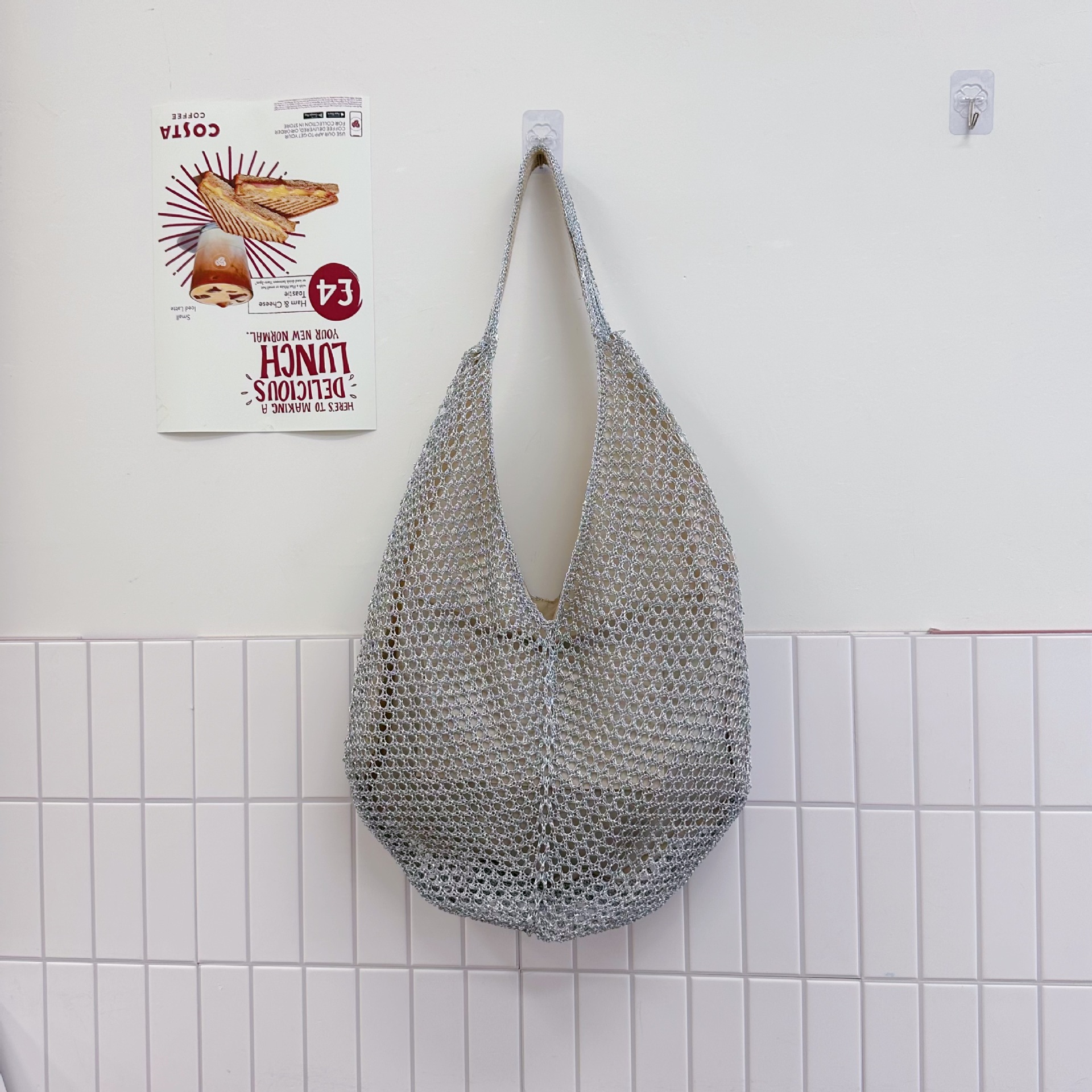 Bolsas de brazo retro coreanas diarias trenzadas mujeres verano 2026 gran capacidad de moda universal agujerado bolsas de hombro de moda