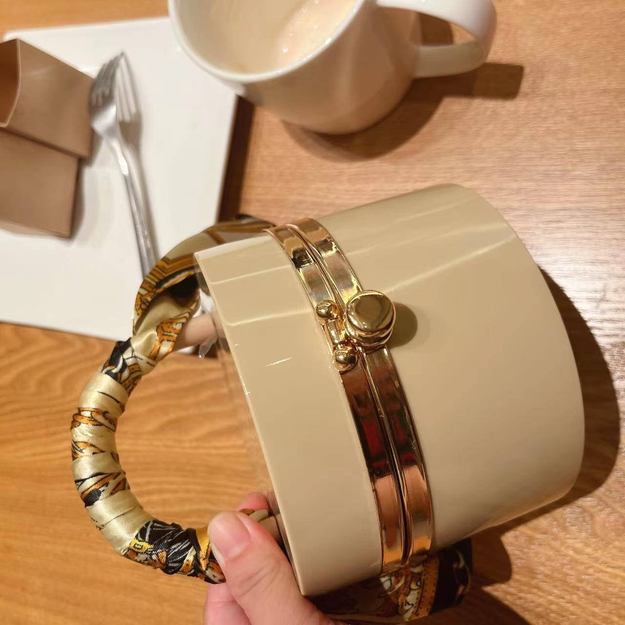 The 2025 new style women's bag is a trendy and fashionable candy-colored acrylic bag, a hand-held silk scarf, a lockable dinner bag, and a box bag undefined