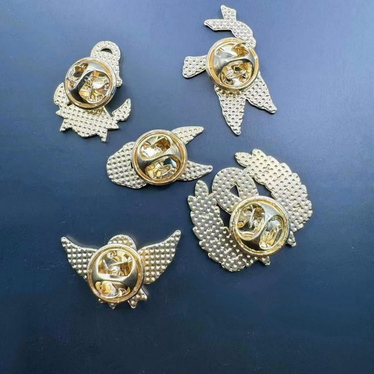 Broche promotionnelle avec logo du Ruban Rose International, symbole de sensibilisation au cancer du sein_voghion.com