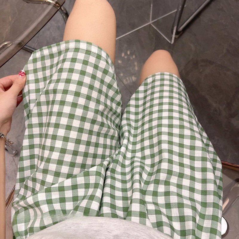 夏の散歩用のショートパンツを抱きしめています。|undefined
