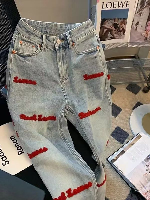 アメリカの高街のレトロな水色の高腰のストレートジーンズの女性は刺繍のデザイン感があります。|undefined