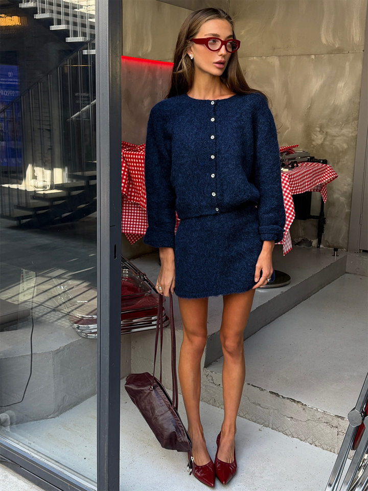 Bộ áo len cardigan dáng rộng và chân váy ngắn ôm nữ phong cách Âu Mỹ, chất liệu len pha mềm mại — Màu trắng, Màu đỏ thẫm, Xanh đậm, màu xám chi tiết 13