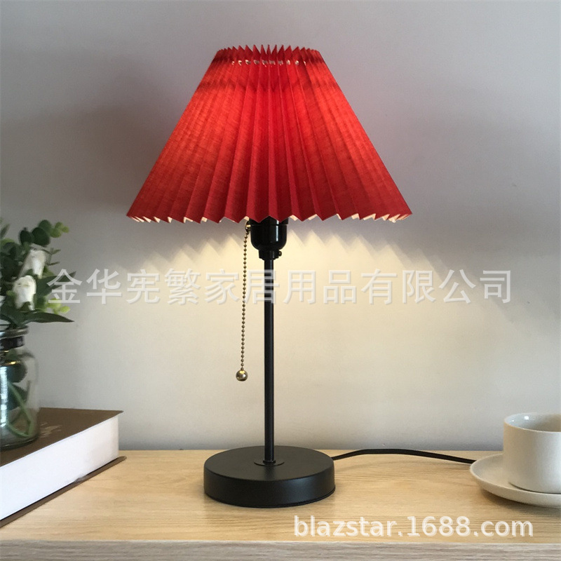 E27 lámpara de mesa plisada vintage francés hotel apartamento B & B dormitorio lámpara de noche ins lámpara de mesa decorativa transfronteriza