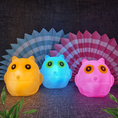 卸売りの露店のアイデアのおもちゃのフクロウの発光のかわいいledの小さい夜の明かりのベッドのヘッドライトのゴムのおもちゃ