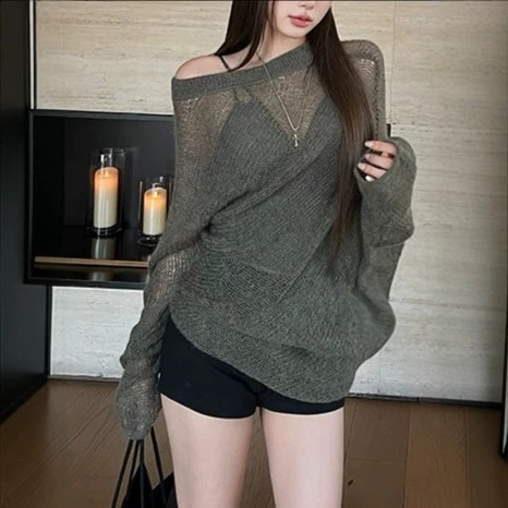 Ouyang Qiu's 'Unboxing' Outfit: Tundra Green Super Fern! Matte Off-Shoulder Hollow Knit Long-Sleeve Cardigan Ouyang Qiu's 'Unboxing' Outfit: Tundra Green Super Fern! Matte Off-Shoulder Hollow Knit Long-Sleeve Cardigan