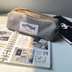 小紅書と同じスタイルのサメ刺繍鉛筆バッグ学生かわいいサメスクエア高価値コーデュロイ文具収納袋