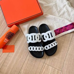 2025夏の本革の厚い底の豚の鼻の孤独な二番目のおじさんのスリッパの女性の外はカジュアルな百合の平底の1字を着てカップルの金を引っ張ります。