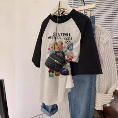 趣味のプリントは肩の半袖の女性のtシャツを挿して太っています。