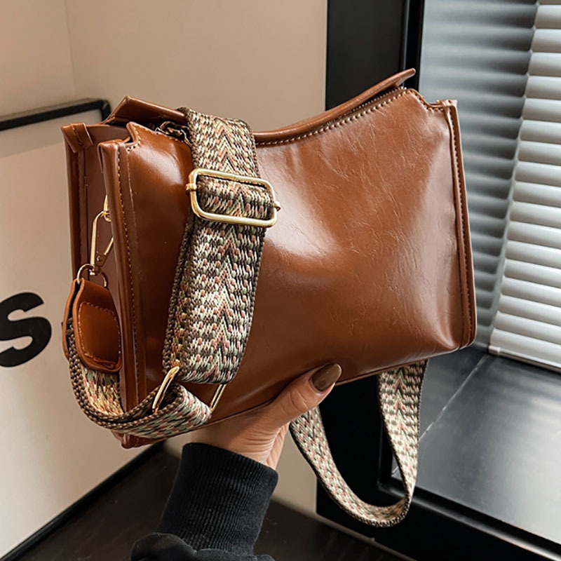 Underarm women 2024, new high-end and versatile Maillard broadband single shoulder crossbody for women's pillow bag_voghion.com