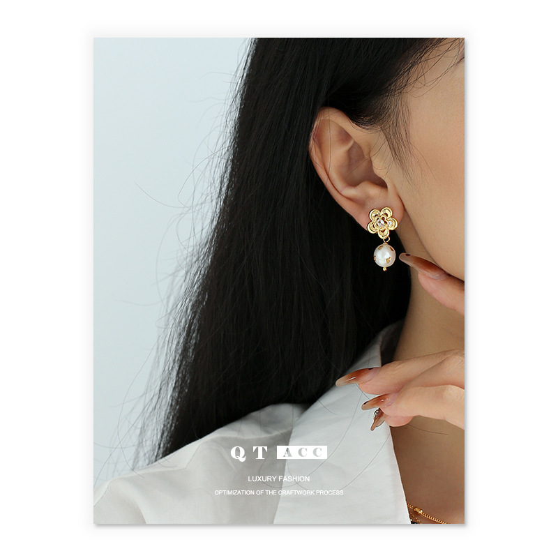 Nicho europeo y americano moda luz estilo lujo ZIRCON flor forma pendientes hoja de oro embellecido perla natural colgante pendientes para las mujeres
