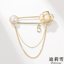迪莉雪 韩系优雅山茶花胸针 天然贝壳流苏链条西服别针 徽章配饰