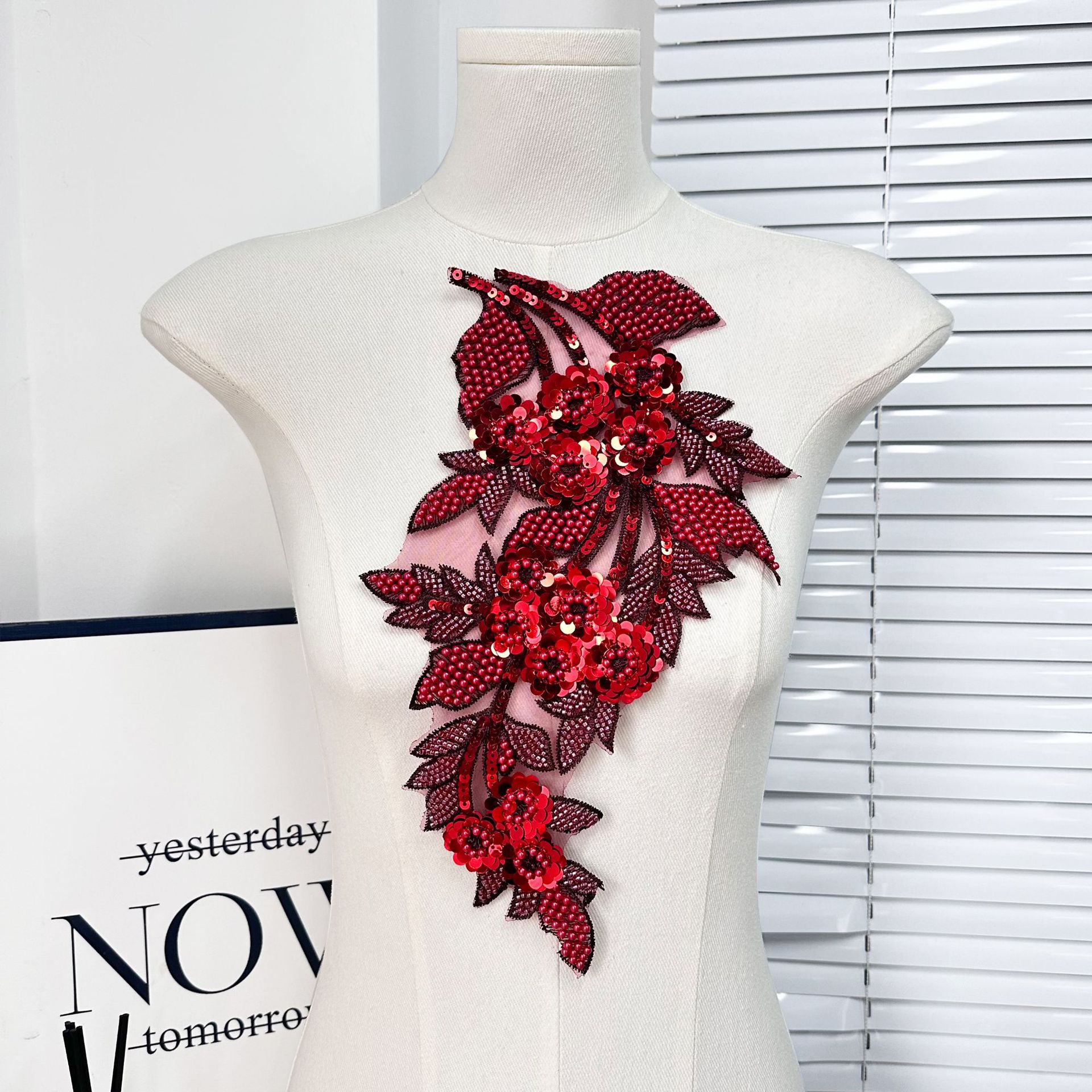Ventas transfronterizas calientes de bordado de malla sequinilla de tela de color plateado pegado vestido vestido vestido de rendimiento ropa accesorios DIY