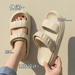 サンダルの女性の新型は糞感を踏んでスリッパを履いています。