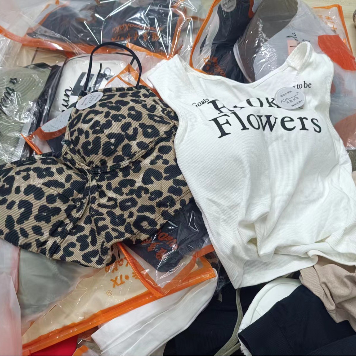 Inventario de despeje de la cola miscelánea de chicas calientes vestidos de alta calidad y cómodos deportivos de yoga mixtos sujetadores al por mayor image 1