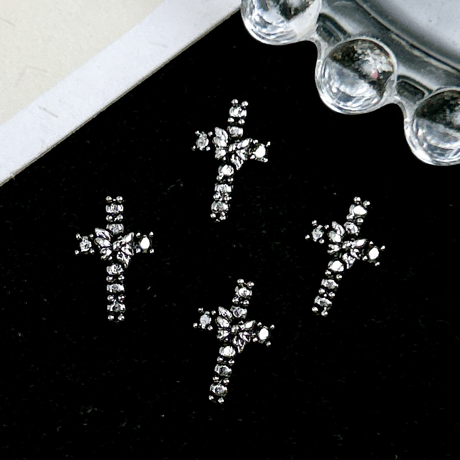 Ventas transfronterizas de joyas de manicuría cruces oro y plata super brillante diamante completo retro punk cruces joyas accesorios diy