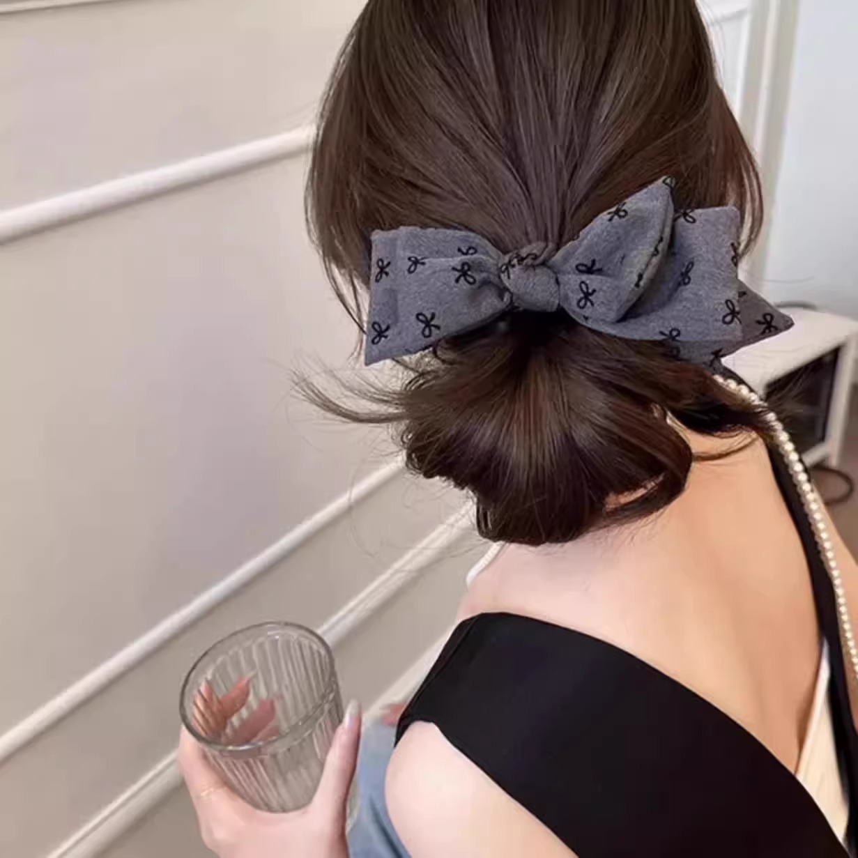 Grey bow bola cabeza agarrando clip de caballo alto clip de cabello para mujeres 2025 nuevo cráneo posterior clip de pescado tocado