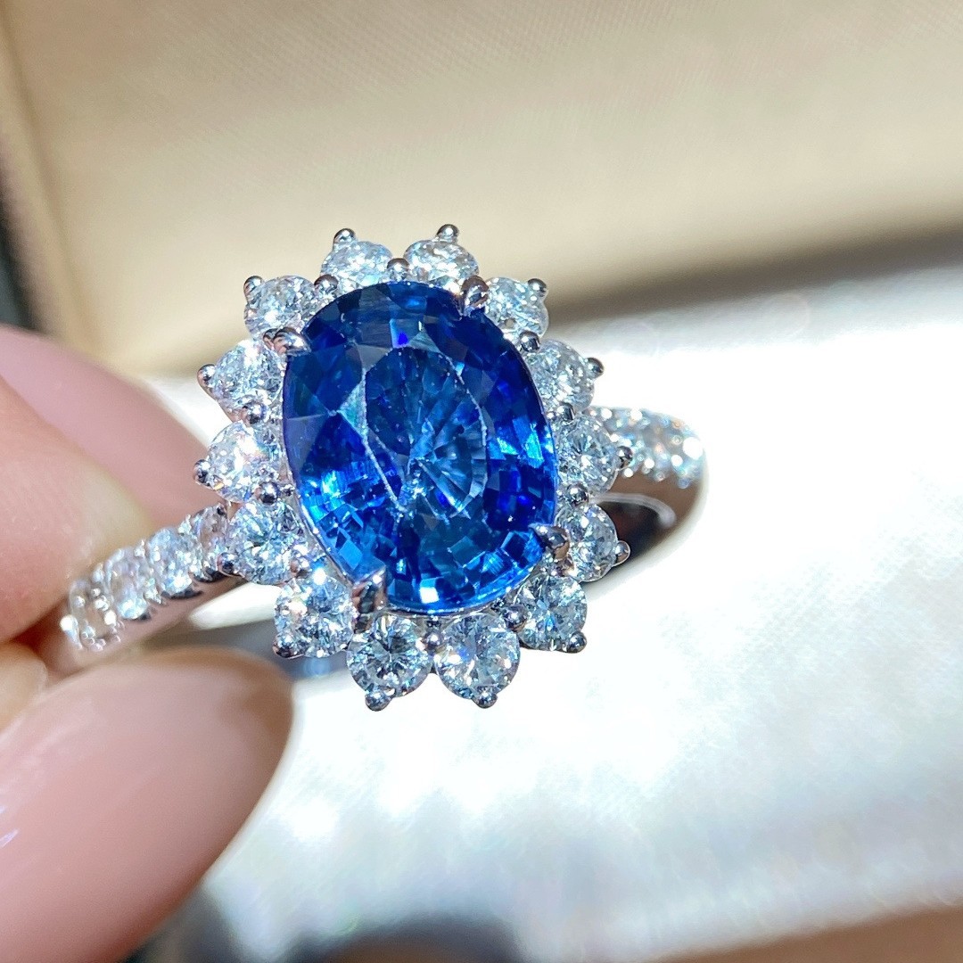 Organic sapphire ring with stone