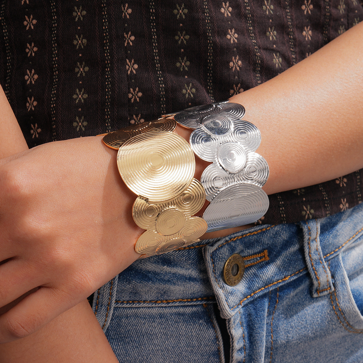 Europa y los Estados Unidos flores transfronterizas redondas estriado pulsera de moda simple pulsera de viento de alto nivel nicho joyas de diseño