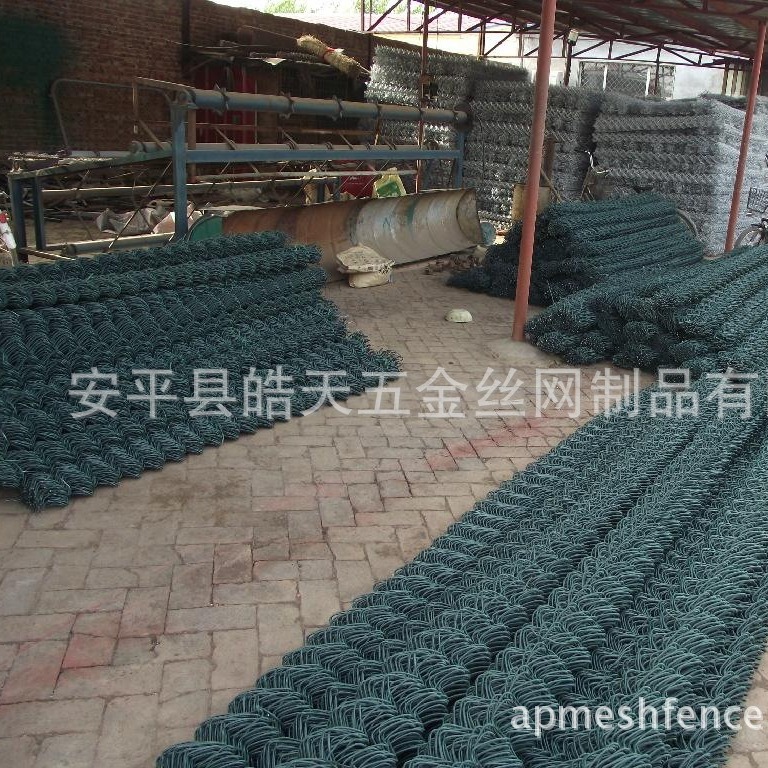 3.7mm 69x69mm 热镀锌勾花网 3米x20m喷播植草链子网 足球场围网