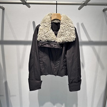 艾**丝女装2025冬新款短款翻领白鸭绒羽绒服毛领夹克外套AR004136