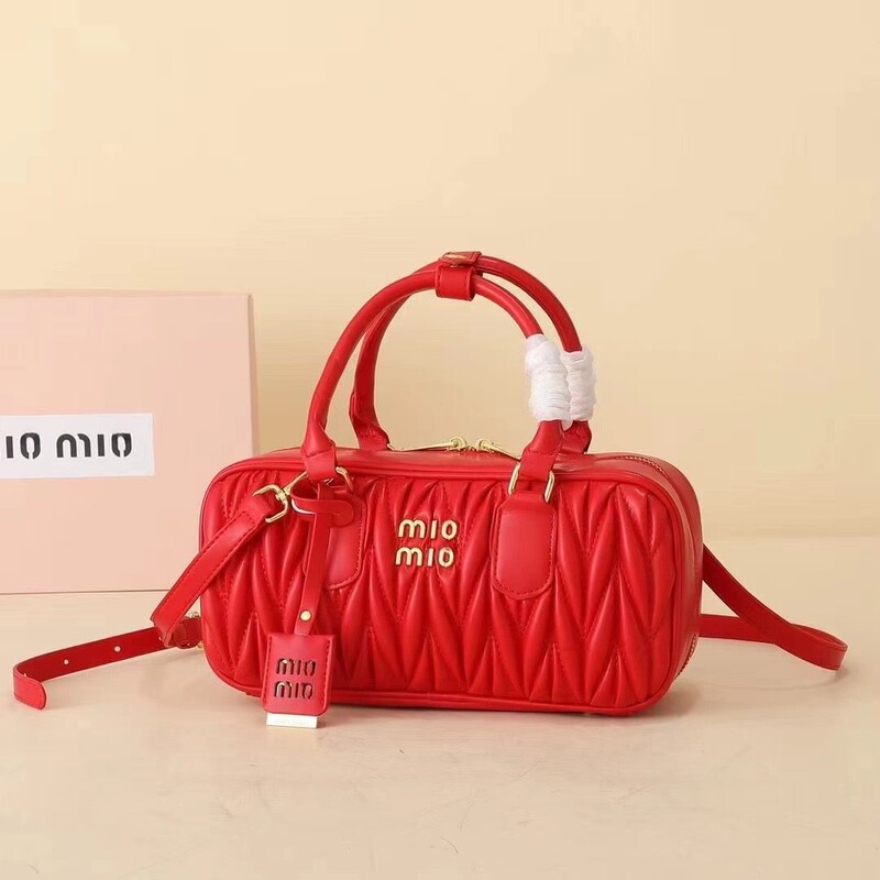在庫あり M's IU 同型プリーツボウリングバッグ マテラッセ ソフトレザー ポータブル レディースバッグ ミュウミュウ クロスボディピローバッグ|undefined