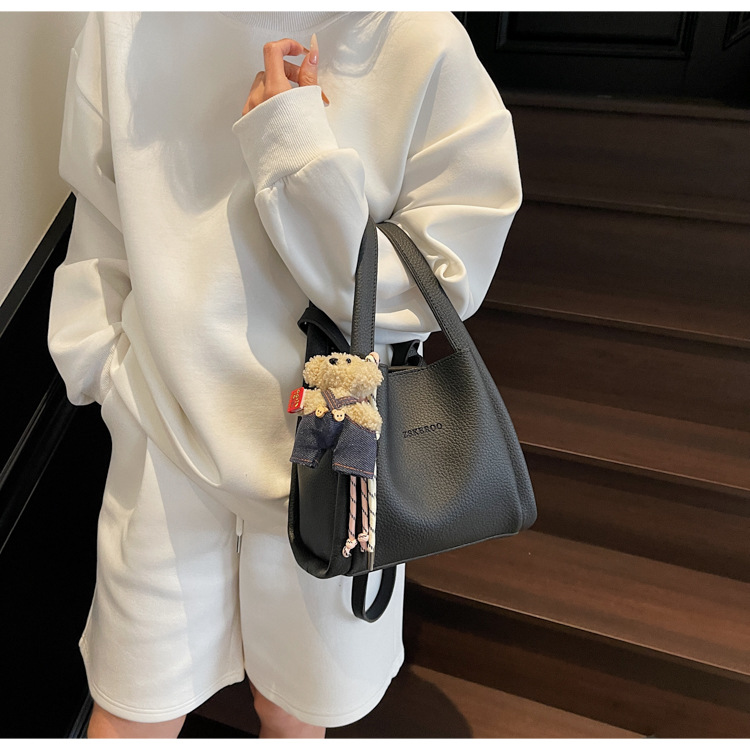 This year's popular bags for ladies are the 2025 new Korean-style simple and versatile crossbody bag and the retro commuting hand-held bucket bag undefined