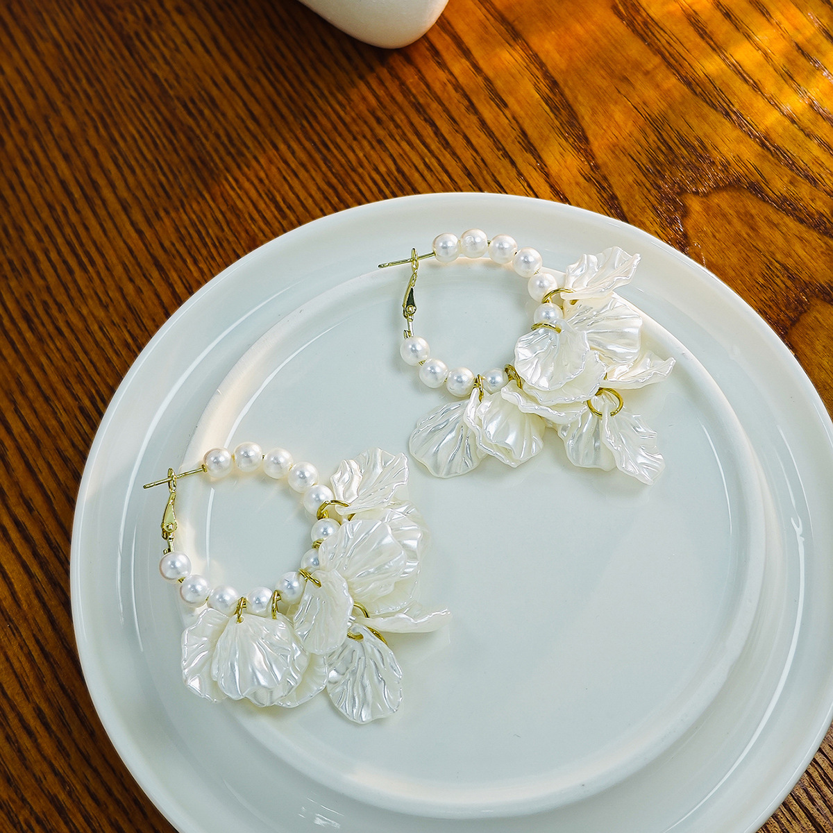 Pendientes de pétalos blancos de estilo coreano de alta gama con elegantes borlas de flores transparentes y perlas.