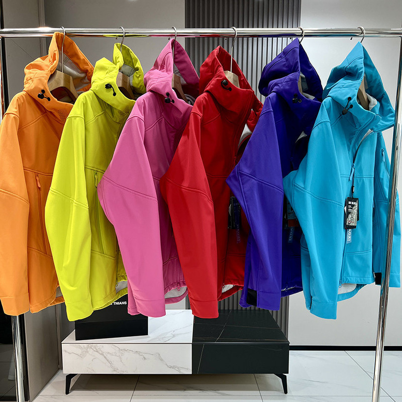 Affordable 3D-cut outdoor functional jacket for men and women, suitable for couples, featuring a fleece-lined hood and softshell construction, perfect for autumn