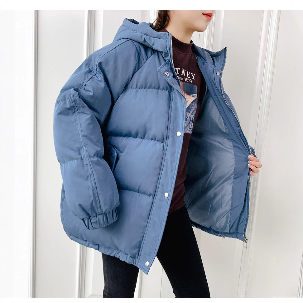 秋冬の新型のショートダウンの綿服の女性韓国版のゆったりした学生のパン服と帽子の保温の綿服のコートが湿っています。